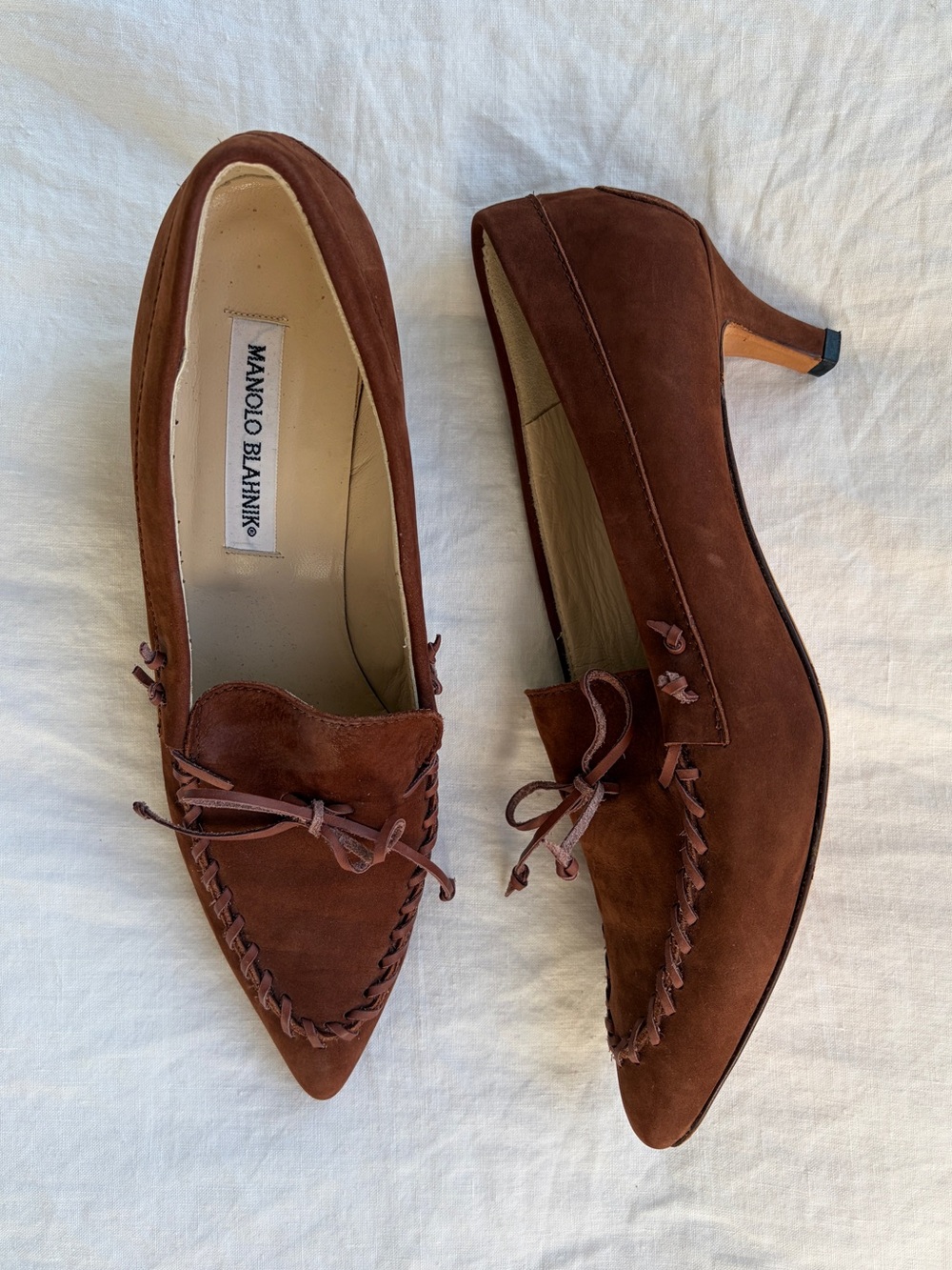 Vintage Manolo Blahnik Suede Bow Ribbon Pointy Toe Loafer Kitten Heels Brown Tan